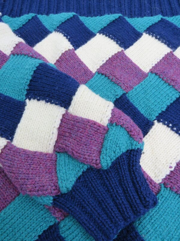 Multicoloured knited sweater with checker design