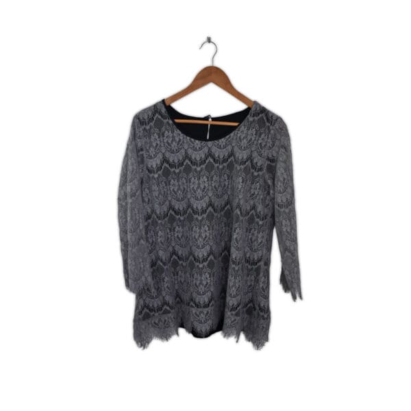 L silver lace 3/4 sleeve top