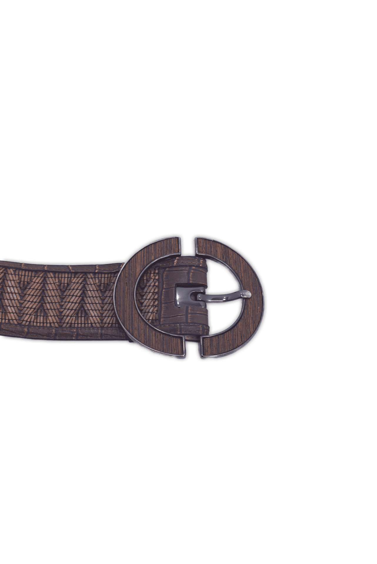 Leather belt featuring a wooden horseshoe buckle and an intricate textured design. This medium sized belt has a width of 6cm and a length of 97cm. The Buckle has a width of 10.5cm and a length of 10cm.