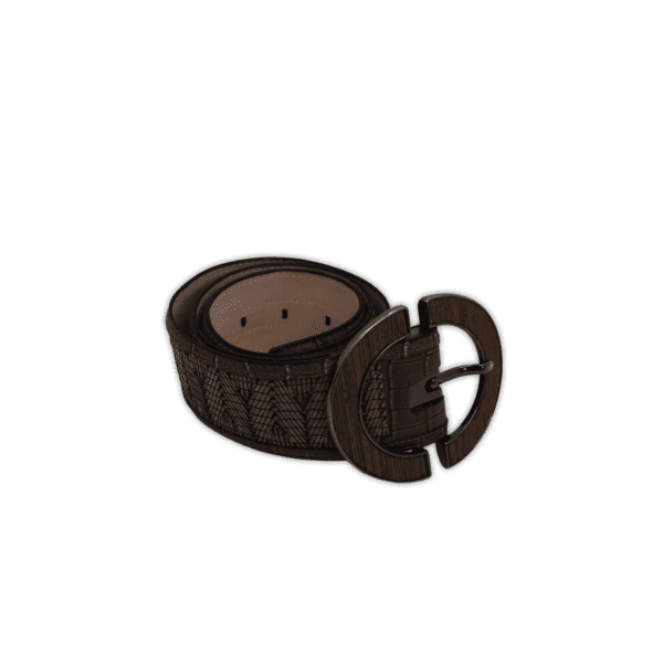 Leather belt featuring a wooden horseshoe buckle and an intricate textured design. This medium sized belt has a width of 6cm and a length of 97cm. The Buckle has a width of 10.5cm and a length of 10cm.