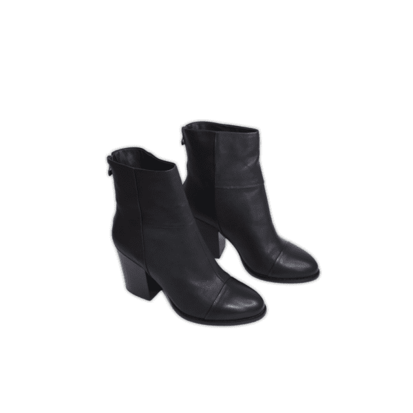 These gorgeous soft leather boots features a back zip-closure and rubber block heel. Fabric: Leather Colour: Black Size: 40